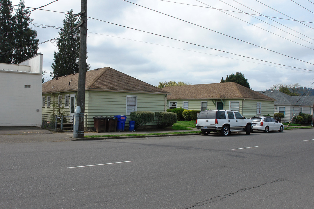 9106 SE Stark St in Portland, OR - Building Photo