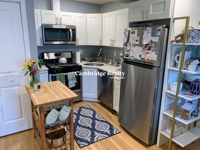 97 Munroe St, Unit 3T in Somerville, MA - Building Photo - Building Photo