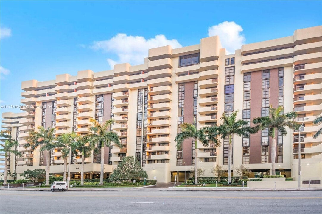 600 Biltmore Way in Coral Gables, FL - Building Photo