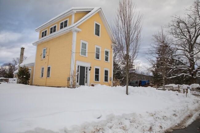 34 Greenhouse Ln in Bradford, NH - Building Photo - Building Photo