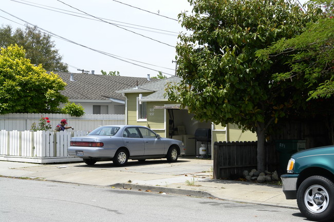 935 Rose Ave in Redwood City, CA - Foto de edificio - Building Photo