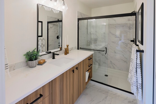 140 Sacramento Townhomes in Portland, OR - Building Photo - Building Photo