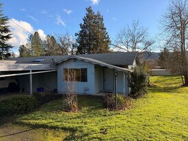 1178-1180 NW Troost St in Roseburg, OR - Building Photo