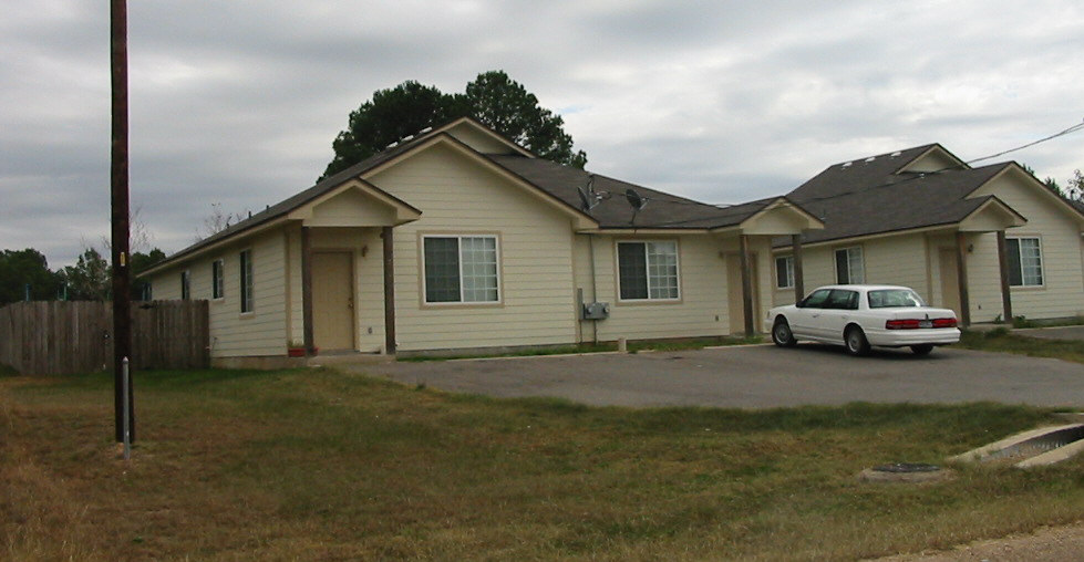 253 Zimmerman Ave in Bastrop, TX - Building Photo