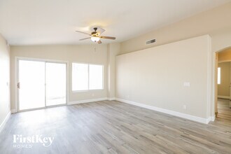 8630 W Shaw Butte Dr in Peoria, AZ - Foto de edificio - Building Photo