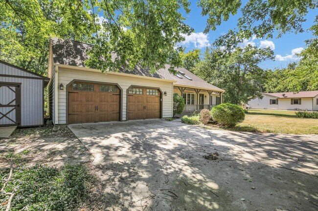 1705 Lake Shore Dr in Mahomet, IL - Building Photo - Building Photo