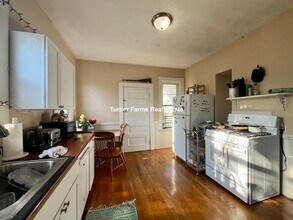 803 Parker St, Unit 3 in Boston, MA - Foto de edificio - Building Photo