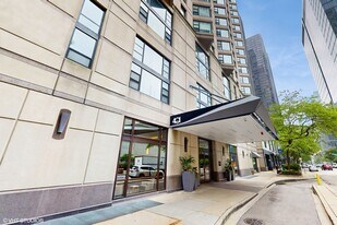 401 E Ontario St in Chicago, IL - Building Photo