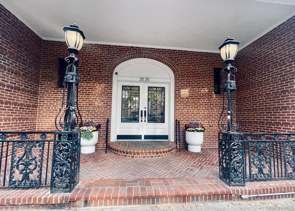 35-35-35-75 75th St in Queens, NY - Building Photo