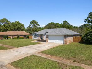 2357 Mary Anne Cir in Navarre, FL - Building Photo - Building Photo