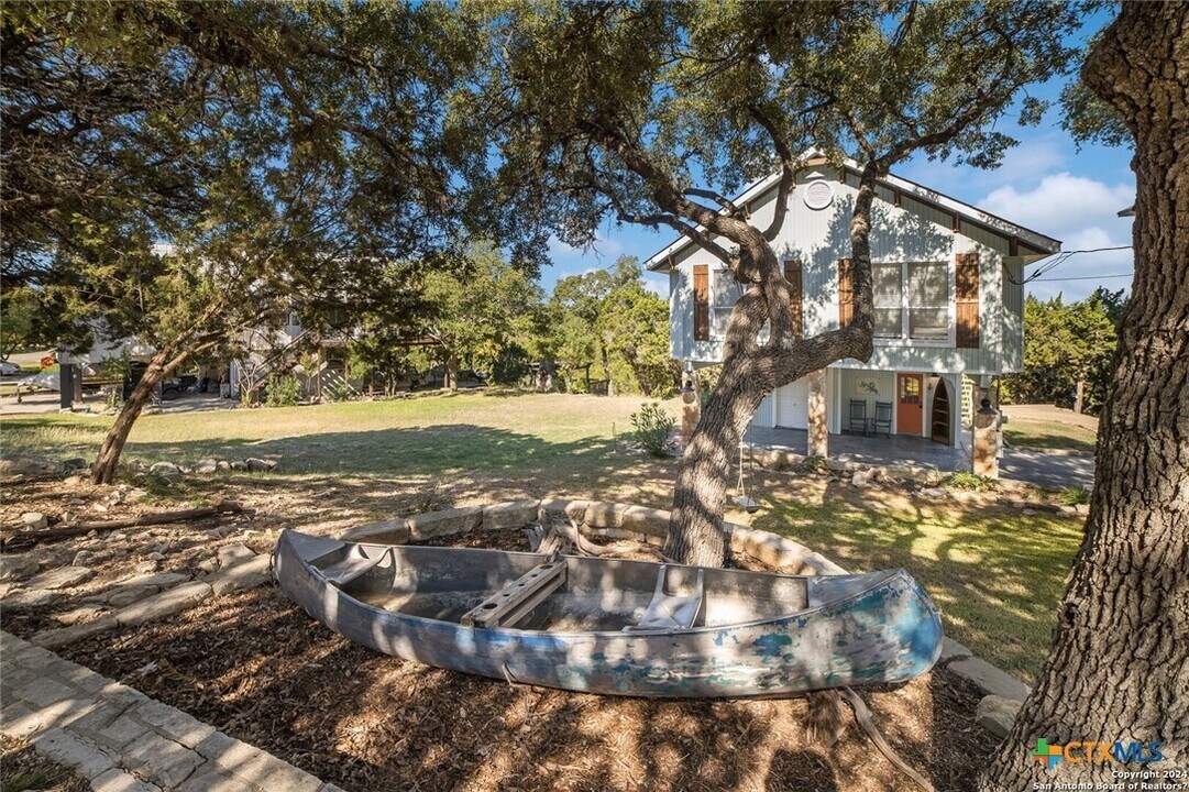 693 Riviera Dr in Canyon Lake, TX - Building Photo