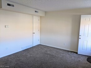 1592 Ridgewick Dr in Wickliffe, OH - Building Photo - Building Photo