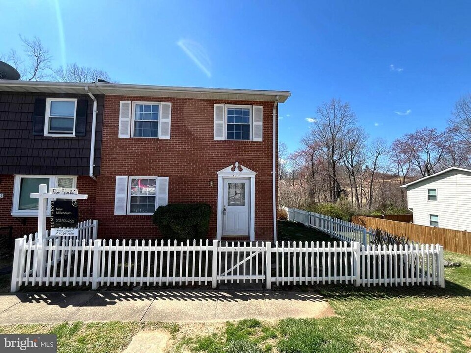 8617 Colston Ct in Marshall, VA - Building Photo