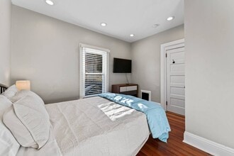 22 Lincoln Ave in Saratoga Springs, NY - Foto de edificio - Building Photo