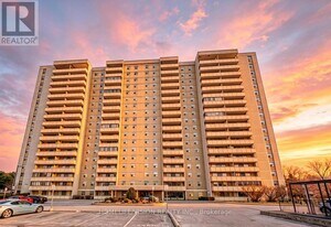1338 York Mills Rd in Toronto, ON - Building Photo
