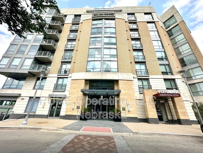 3201 Dodge St in Omaha, NE - Building Photo - Building Photo
