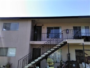 1724 Crofton Ln in Escondido, CA - Foto de edificio - Building Photo