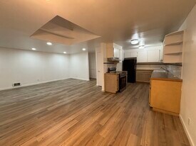 13910 SE Newport Way in Bellevue, WA - Building Photo