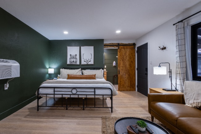 1078 E White Mountain Blvd