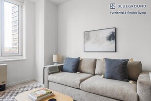 635 W 42nd St in New York, NY - Building Photo