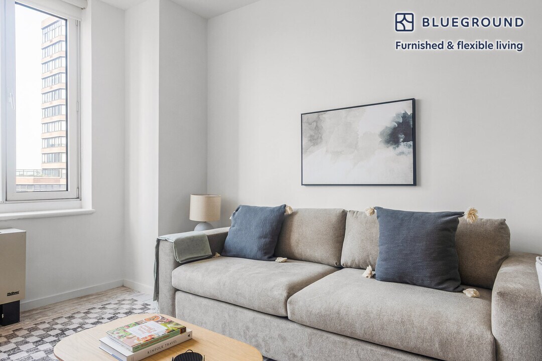 635 W 42nd St in New York, NY - Building Photo