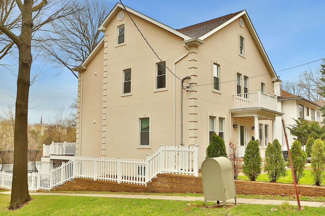 150 Parkview Ave in Yonkers, NY - Building Photo