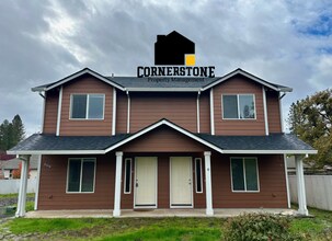 297 Sowell Dr in Shady Cove, OR - Building Photo - Building Photo