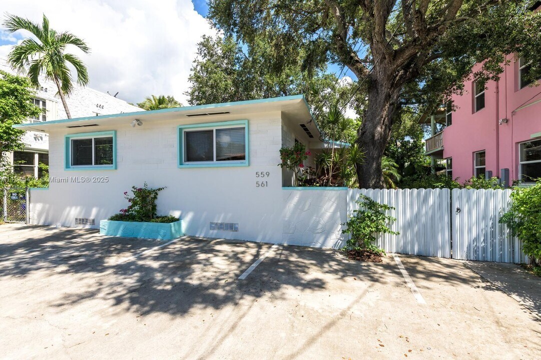 561 NE 64th St in Miami, FL - Building Photo