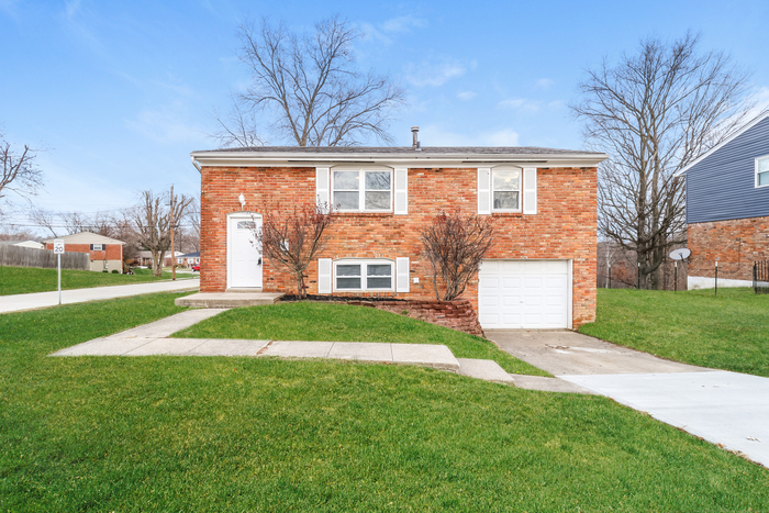 7044 Manderlay Dr in Florence, KY - Building Photo