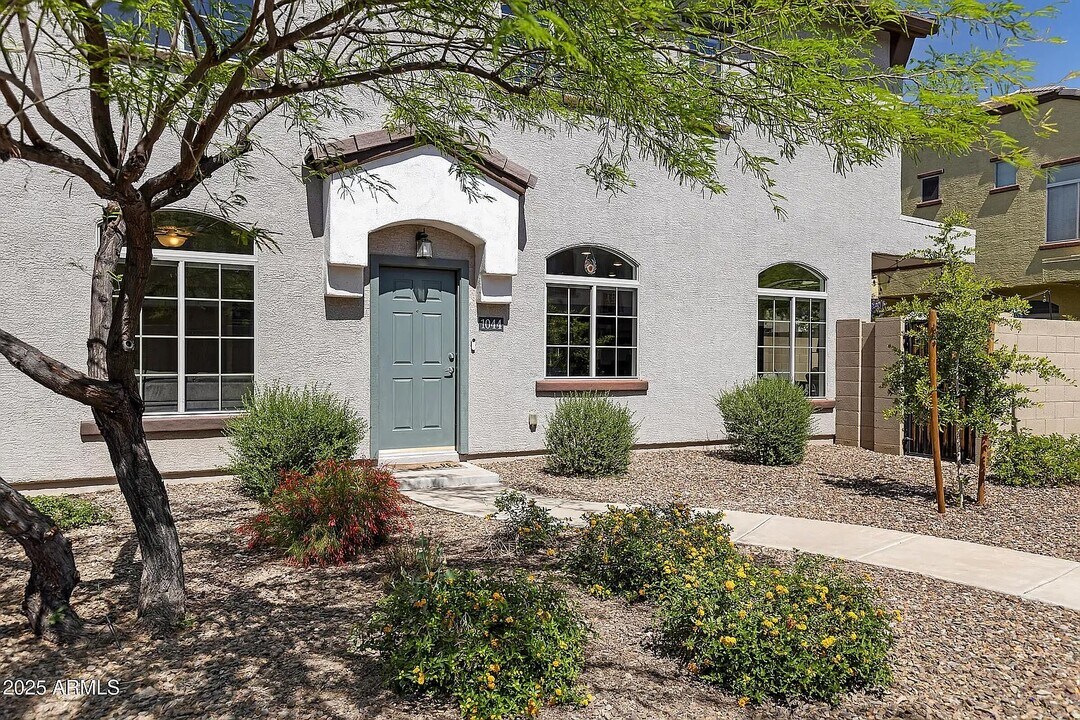 2725 E Mine Creek Rd, Unit #1044 in Phoenix, AZ - Building Photo