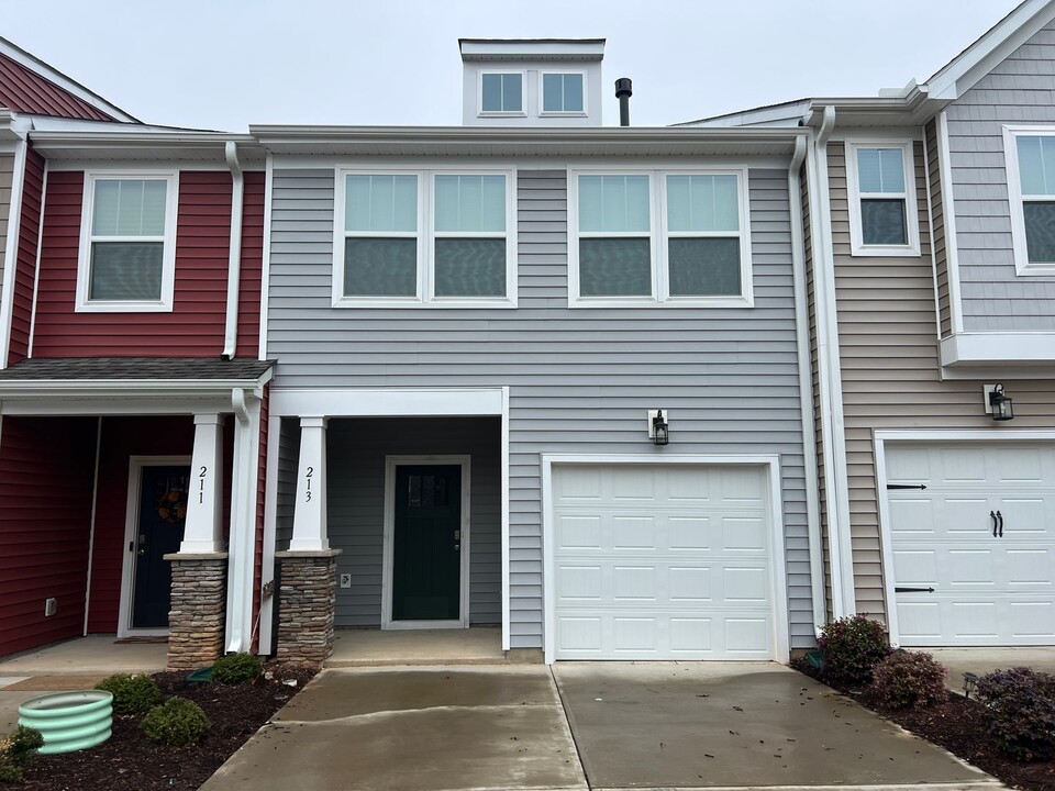 213 Keel Ln in Simpsonville, SC - Building Photo