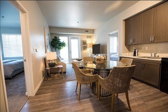 Citrine Apartments in Healdsburg, CA - Foto de edificio - Building Photo