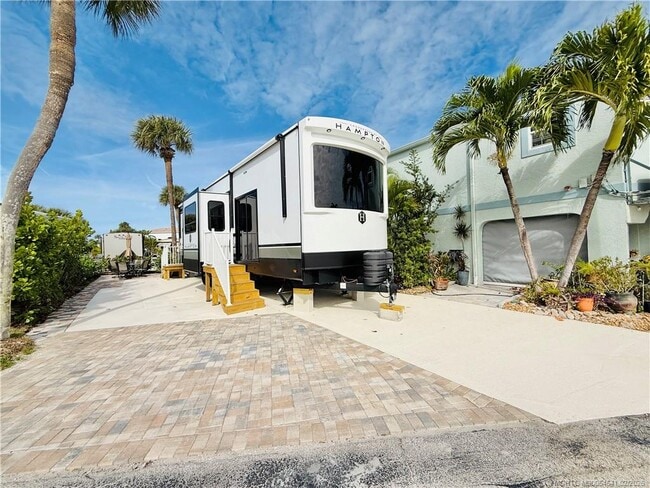 10725 S Ocean Dr in Jensen Beach, FL - Building Photo - Building Photo