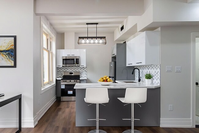 52 Charlton Ave W in Hamilton, ON - Building Photo - Building Photo