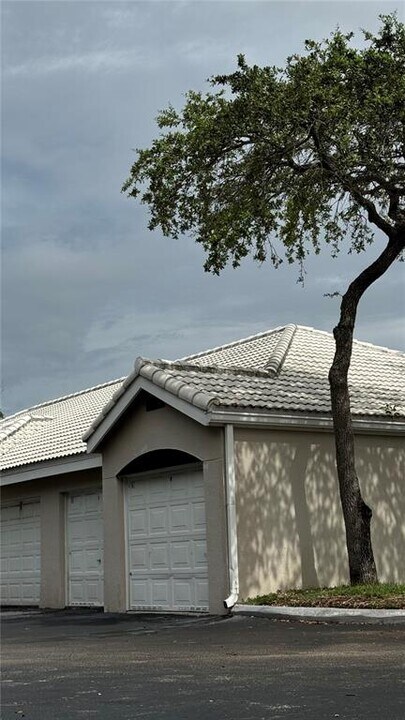 2831 N Oakland Forest Dr in Oakland Park, FL - Foto de edificio