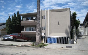 5527 Virginia Ave in Los Angeles, CA - Foto de edificio - Building Photo