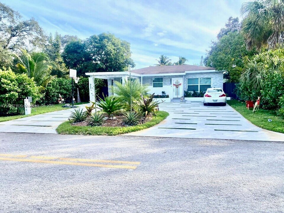 390 NE 165th St in Miami, FL - Building Photo