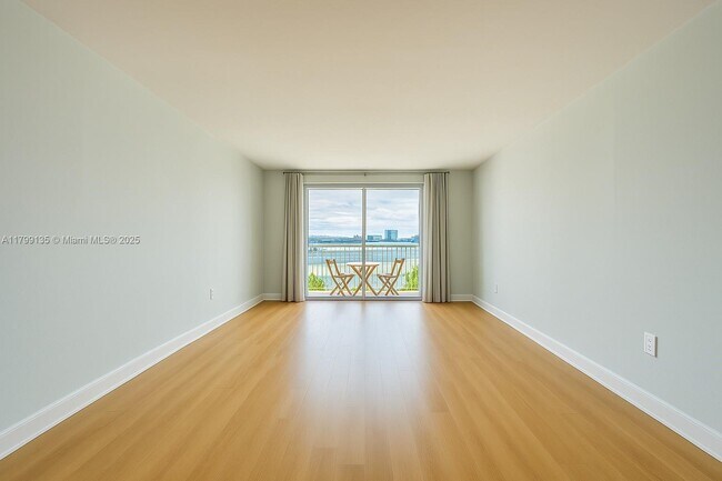 2200 Bay Dr, Unit 3 in Miami Beach, FL - Foto de edificio - Building Photo