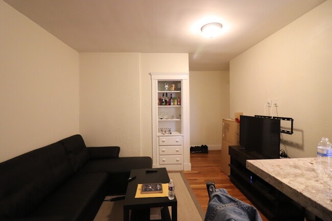 2003 Commonwealth Ave, Unit 10 in Boston, MA - Building Photo - Building Photo