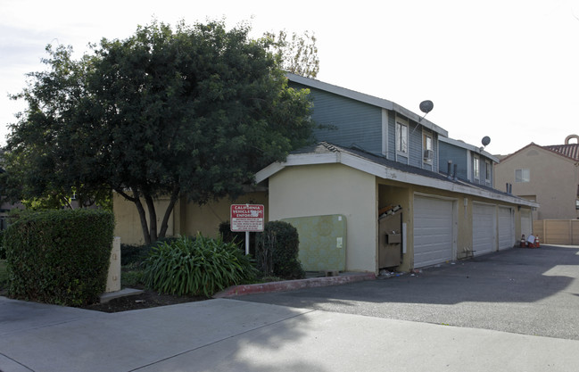 820 E Cedar St in Ontario, CA - Building Photo - Building Photo