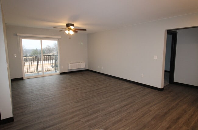 The Landings on Cedar Cross in Dubuque, IA - Foto de edificio - Building Photo