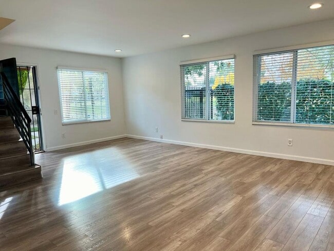 20130 Runnymede St in Los Angeles, CA - Building Photo - Building Photo