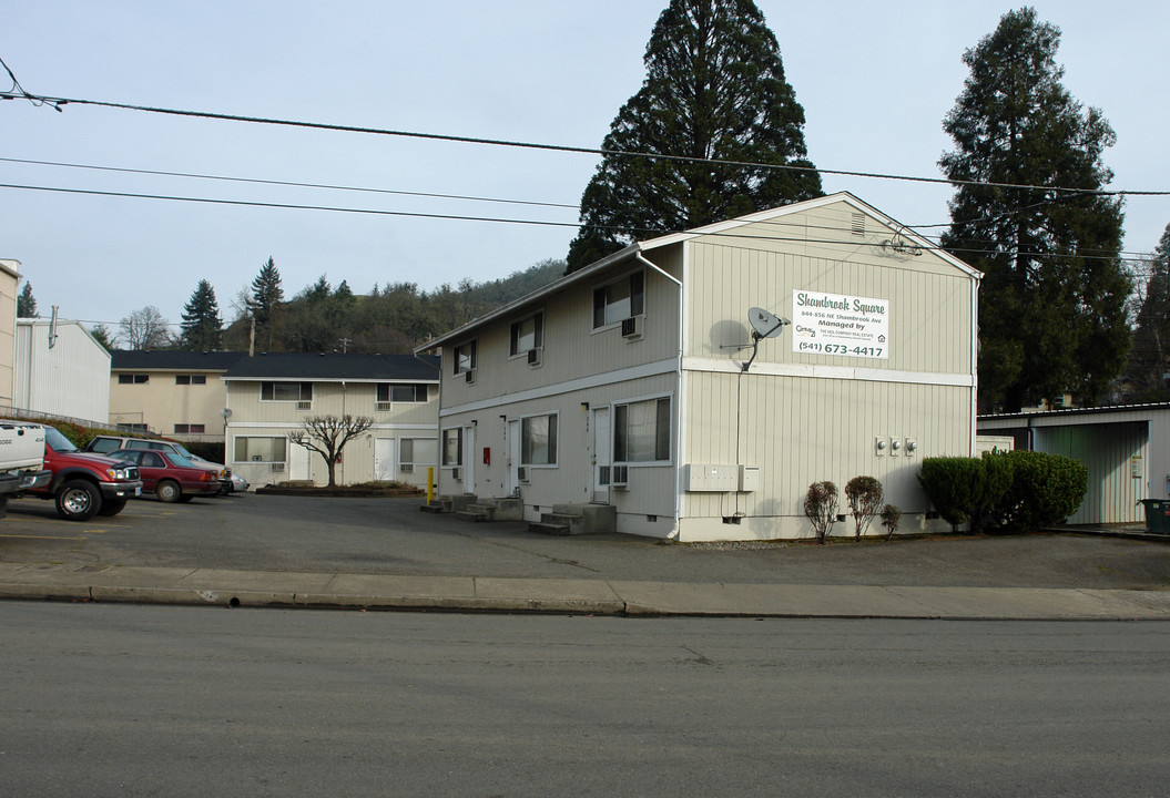 Shambrook Square in Roseburg, OR - Building Photo