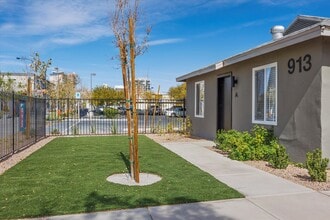 Downtown Apartments in Las Vegas, NV - Foto de edificio - Building Photo