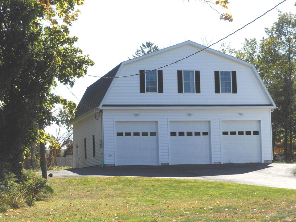 11 Virginia Dr in Easton, CT - Building Photo