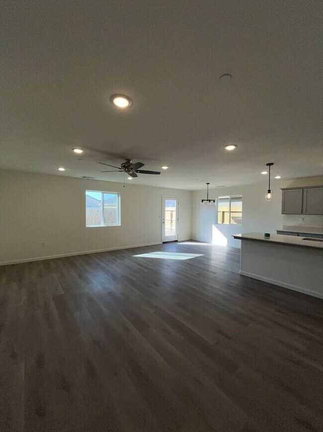 7039 W Wren Ave in Visalia, CA - Building Photo - Building Photo