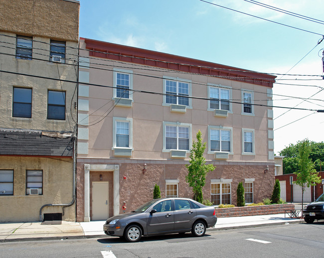 325 2nd St in Cliffside Park, NJ - Building Photo - Building Photo