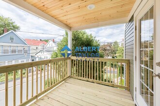 217 Arlington St, Unit 1 in Medford, MA - Foto de edificio - Building Photo