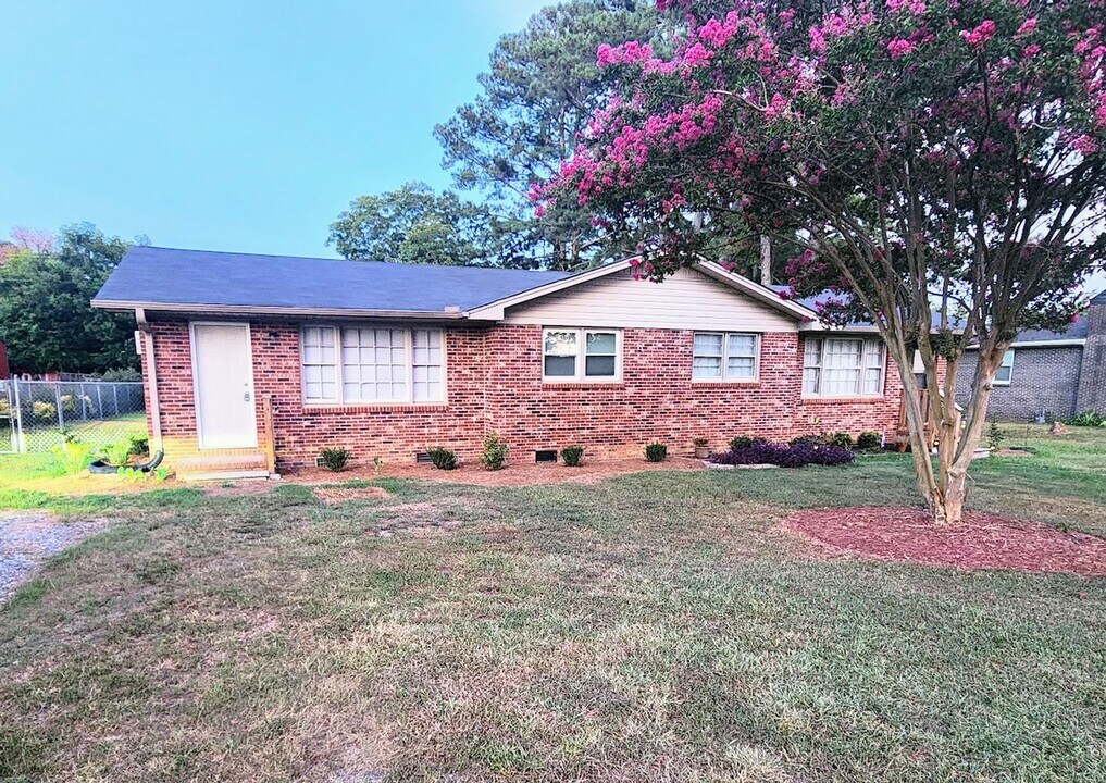 202 Duckworth Dr in Williamston, SC - Building Photo