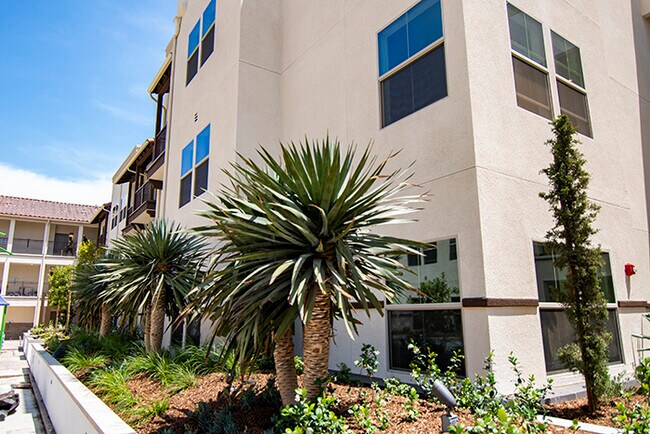 Veterans Park Apartments in Pomona, CA - Foto de edificio - Building Photo
